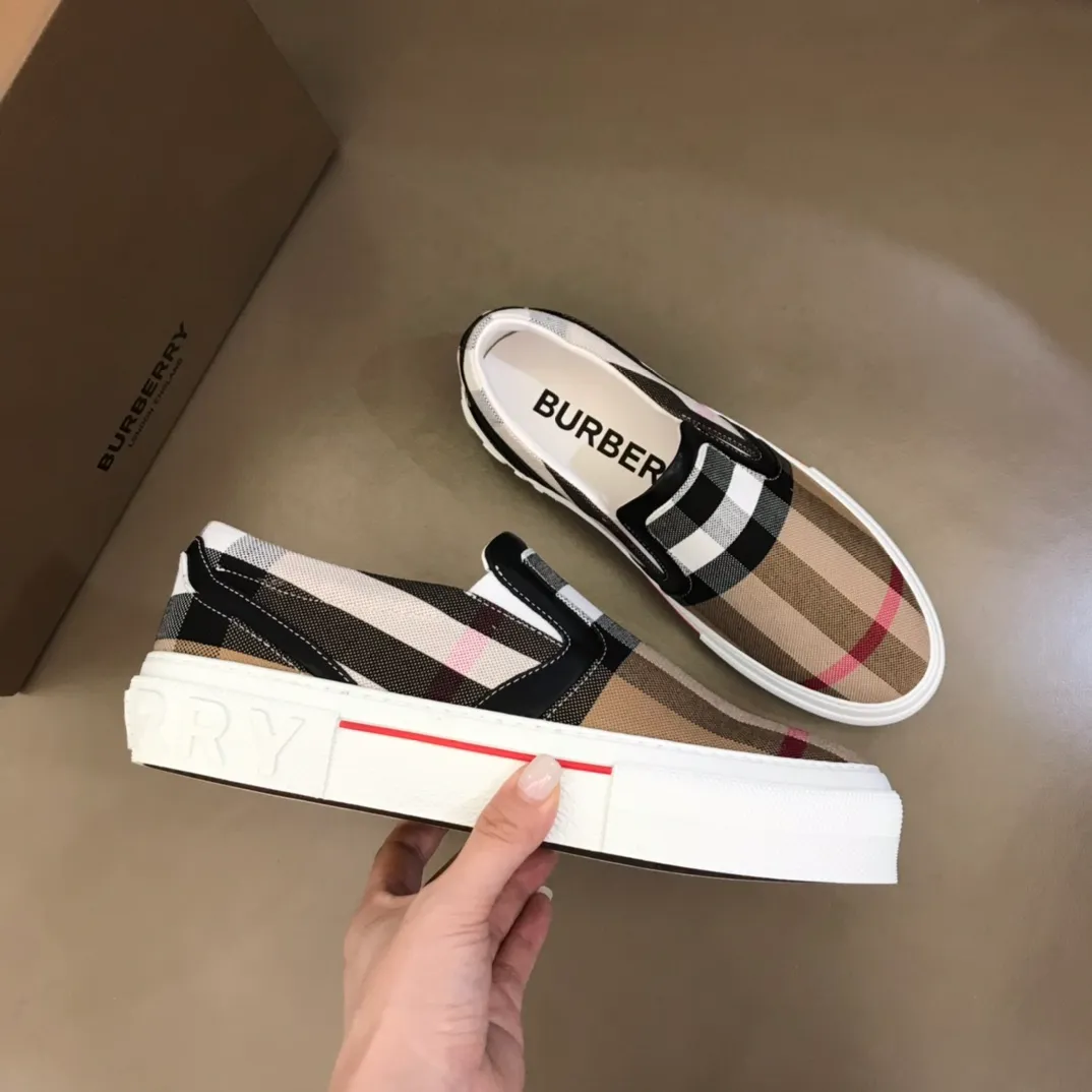 ¥380▫️B’s men’s classic low-top sneakers are reinterpreted in Vintage plaid cotton material and decorated with a new brand logo. First-layer cowhide lining, embossed Burberry logo on the heel, and original TPU outsole! 38-45